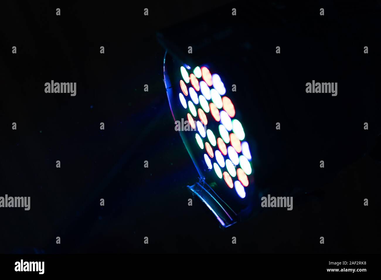 Teatro vintage luce spot sulla tenda nera con fumo Foto Stock