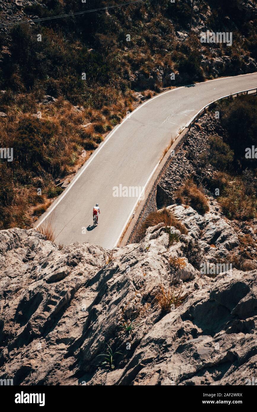 Mallorca. Spagna.. La vista panoramica sulla strada per il ciclista. Famosa collina, il luogo preferito per il ciclista su strada Foto Stock