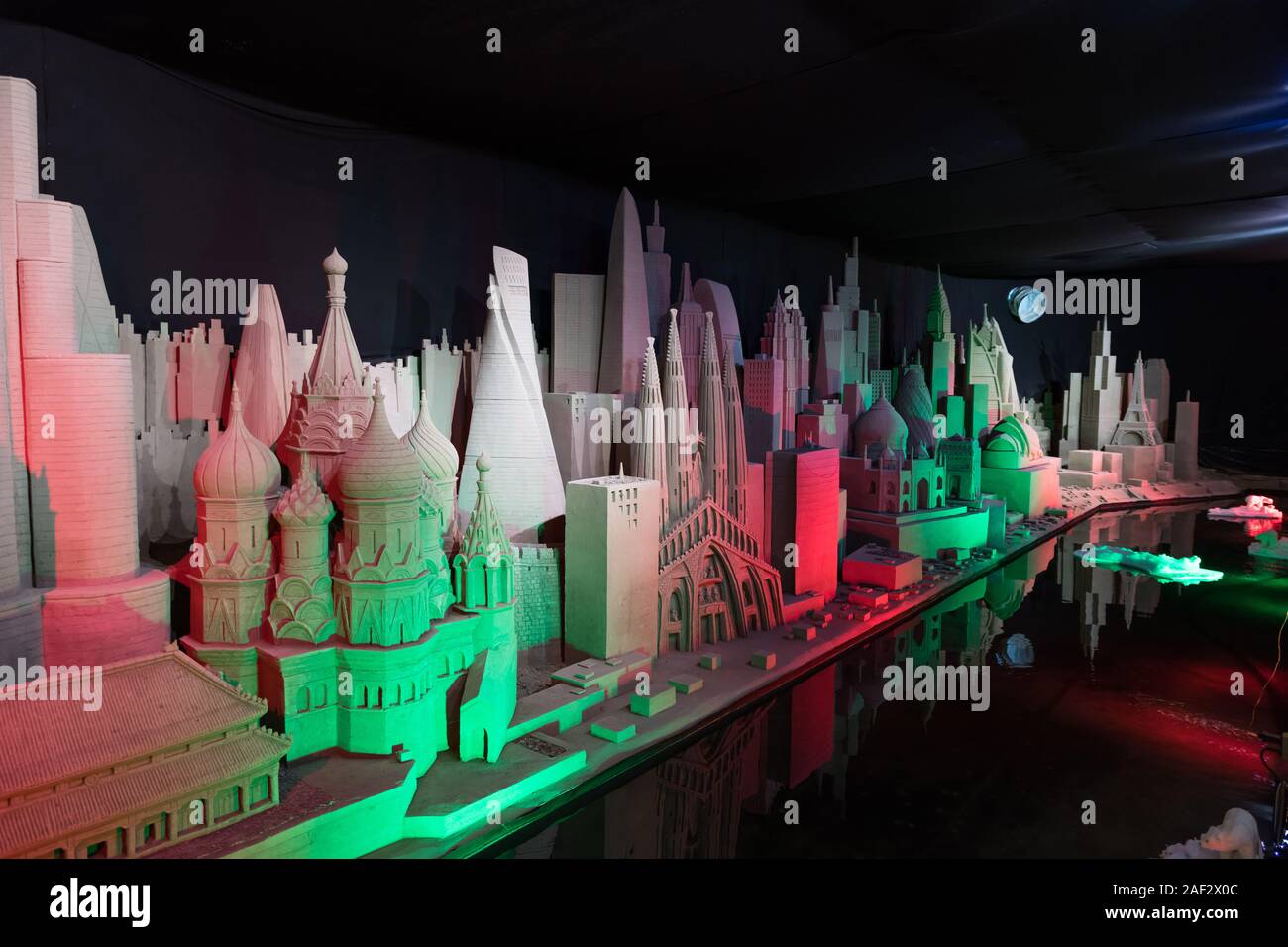 Garderen,Olanda,04-12-2019:famosi edifici di sabbia al sand sculpture festival in garderen con luce di colore rosso e verde Foto Stock Garderen,Olanda,04-12-2019:famosi edifici di sabbia al sand sculpture festival in garderen con luce di colore rosso e verde Foto Stock