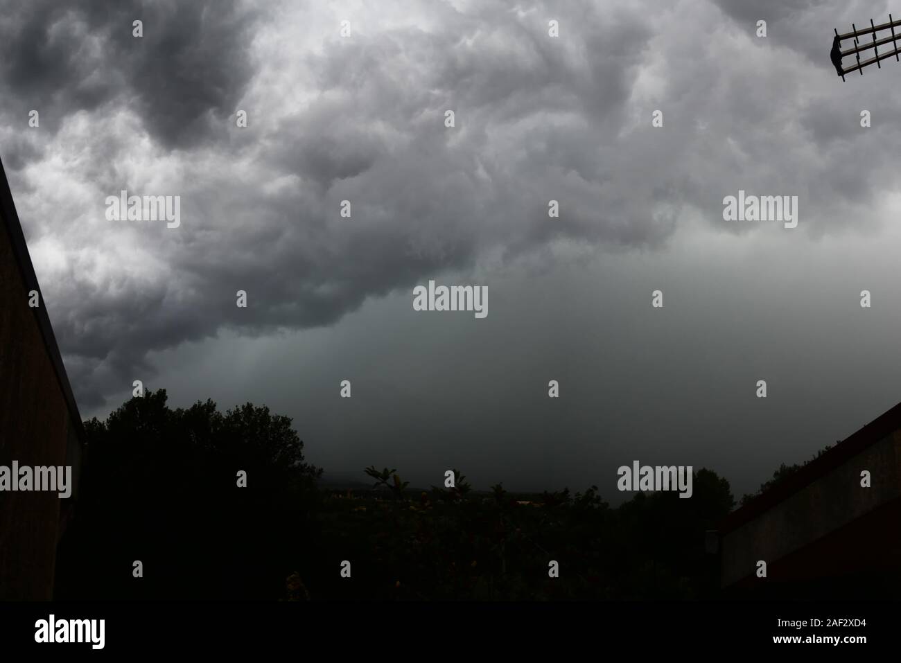 Nuvole temporalesche con una pioggia pesante doccia,la tempesta in bianco e nero Foto Stock
