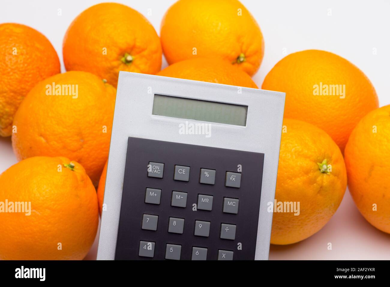 Orange è un agrume con un dolce e un po' amaro, è bevuto in succhi di frutta o può essere mangiato crudo, ampiamente usato nella cottura in forno e cottura. Foto Stock