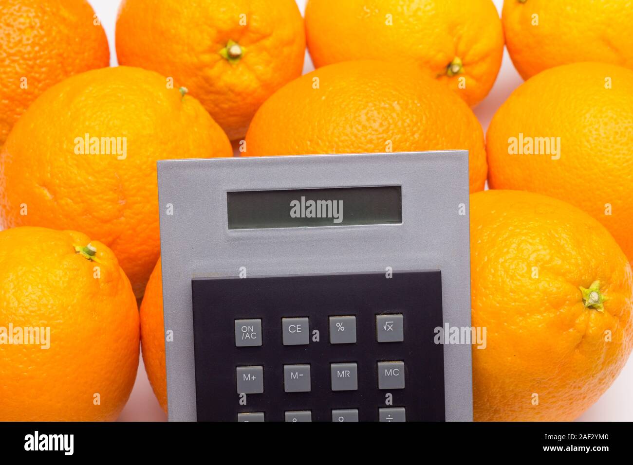 Orange è un agrume con un dolce e un po' amaro, è bevuto in succhi di frutta o può essere mangiato crudo, ampiamente usato nella cottura in forno e cottura. Foto Stock