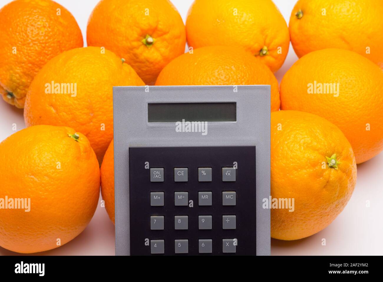 Orange è un agrume con un dolce e un po' amaro, è bevuto in succhi di frutta o può essere mangiato crudo, ampiamente usato nella cottura in forno e cottura. Foto Stock