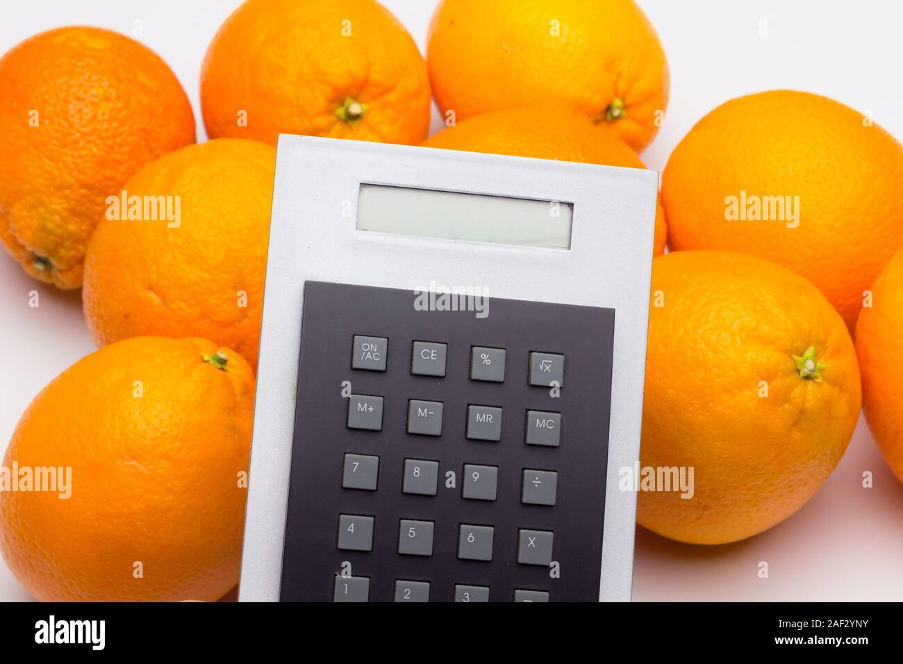 Orange è un agrume con un dolce e un po' amaro, è bevuto in succhi di frutta o può essere mangiato crudo, ampiamente usato nella cottura in forno e cottura. Foto Stock