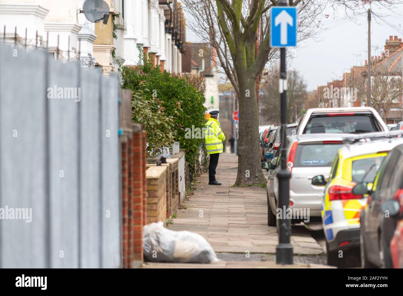 Tintern Avenue, Westcliff on Sea, Essex, Regno Unito. Un'indagine sull'omicidio è stata avviata dopo che un uomo è stato pugnalato alla morte. La polizia è stata chiamata a Tintern Avenue a Westcliff, Southend, intorno alle 4.25 e ha trovato un uomo con ferite stab al suo corpo che è morto in scena nonostante i tentativi da parte dei paramedici di salvarlo. La scena rimane incordonata fuori compreso un certo numero di vicoli nella zona, uno adiacente ad una stazione di polling di giorno di elezione. Vittima Asqeri Spaho Foto Stock