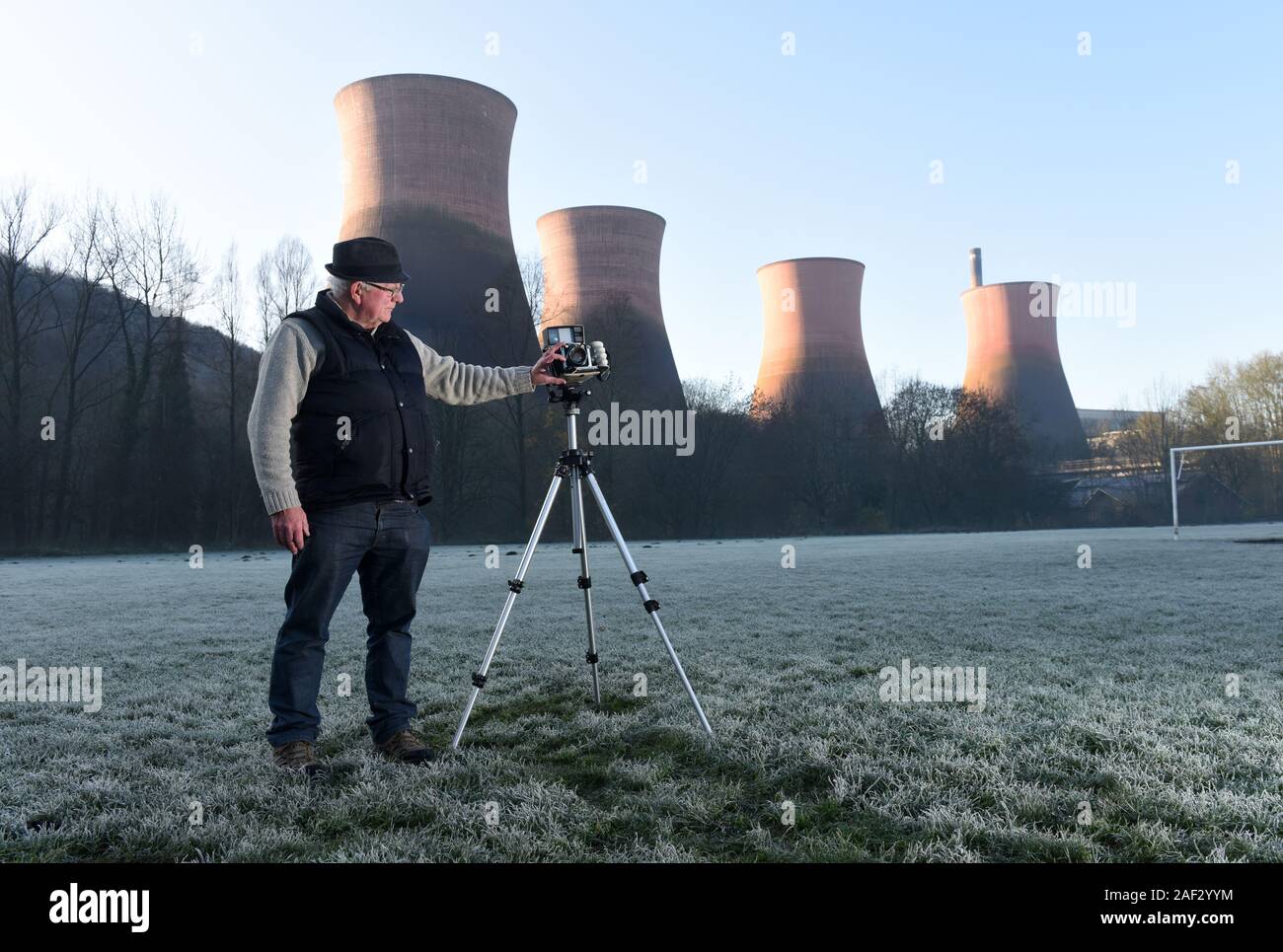 Fotografo di paesaggio utilizzando il formato di grandi dimensioni Linhof fotocamera su un treppiede. Foto di David Bagnall, Foto Stock