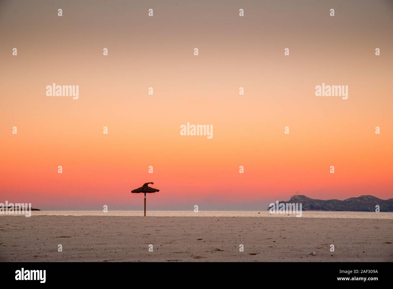 Ombrellone sulla spiaggia di mattina. Bella estate colorato sunrise Foto Stock