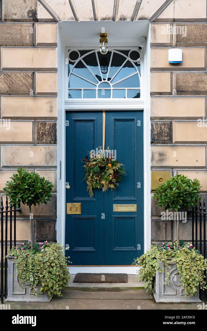 Christmas Wreath sulla porta di casa nella New Town di Edimburgo, Scozia, Regno Unito Foto Stock