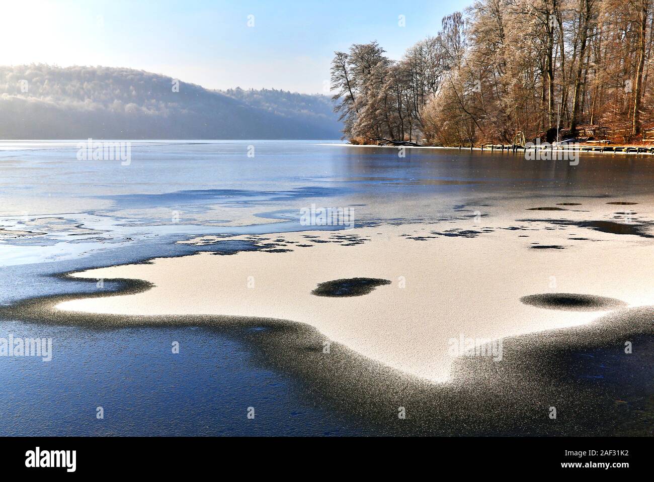 Il Dieksee in Malente era ghiacciato, il che non capita spesso. Foto Stock