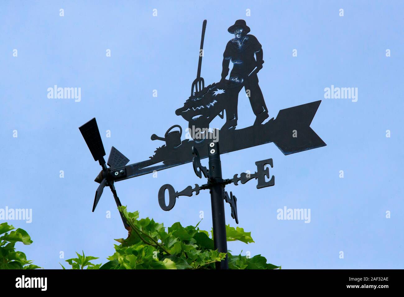 Banderuola che rappresenta un giardiniere Foto Stock