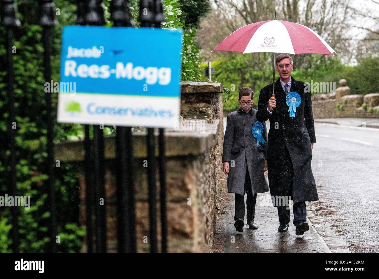 Partito conservatore candidato per il Nord Est Somerset Giacobbe Rees-Mogg ritorna a casa dopo la fusione il suo voto nelle elezioni con il figlio Pietro. Foto Stock