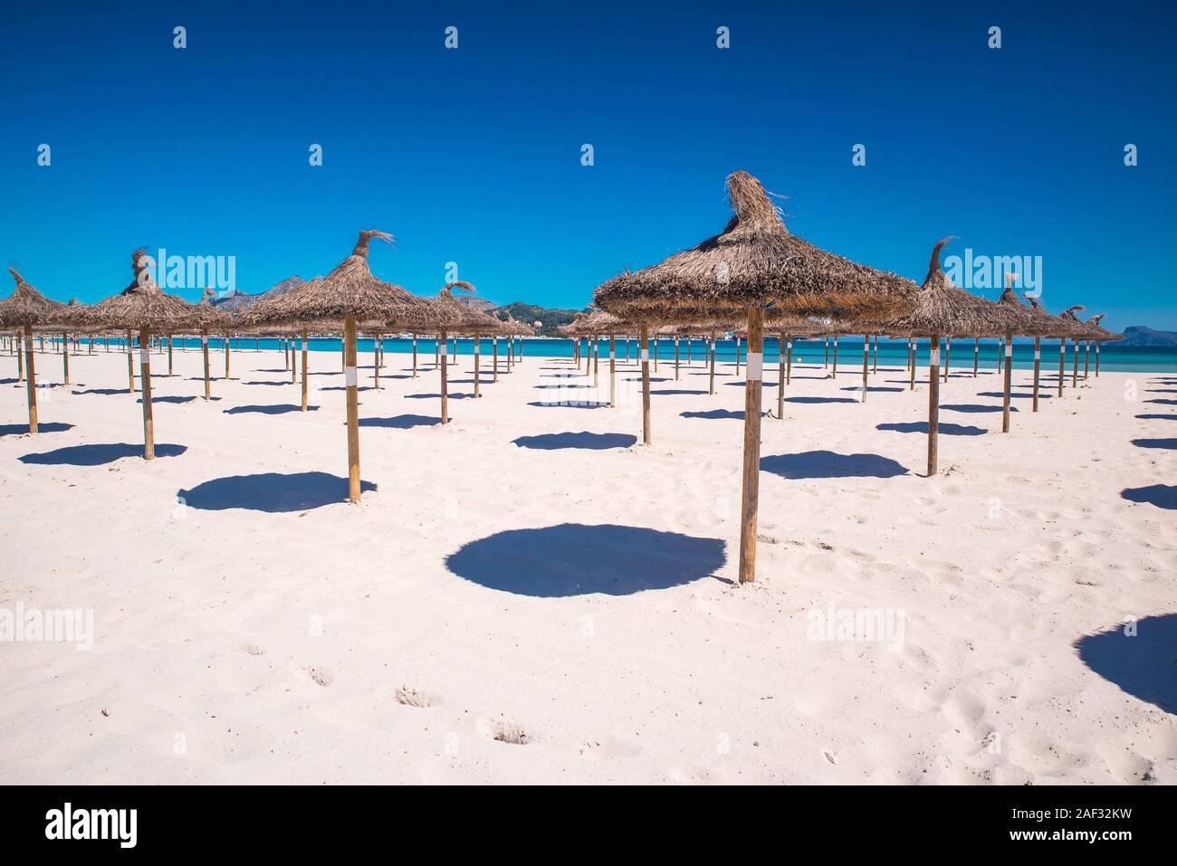 Sotto gli ombrelloni in spiaggia Arenal Playa de Palma. Mallorca, Spagna  vacanze estate foto Foto stock - Alamy