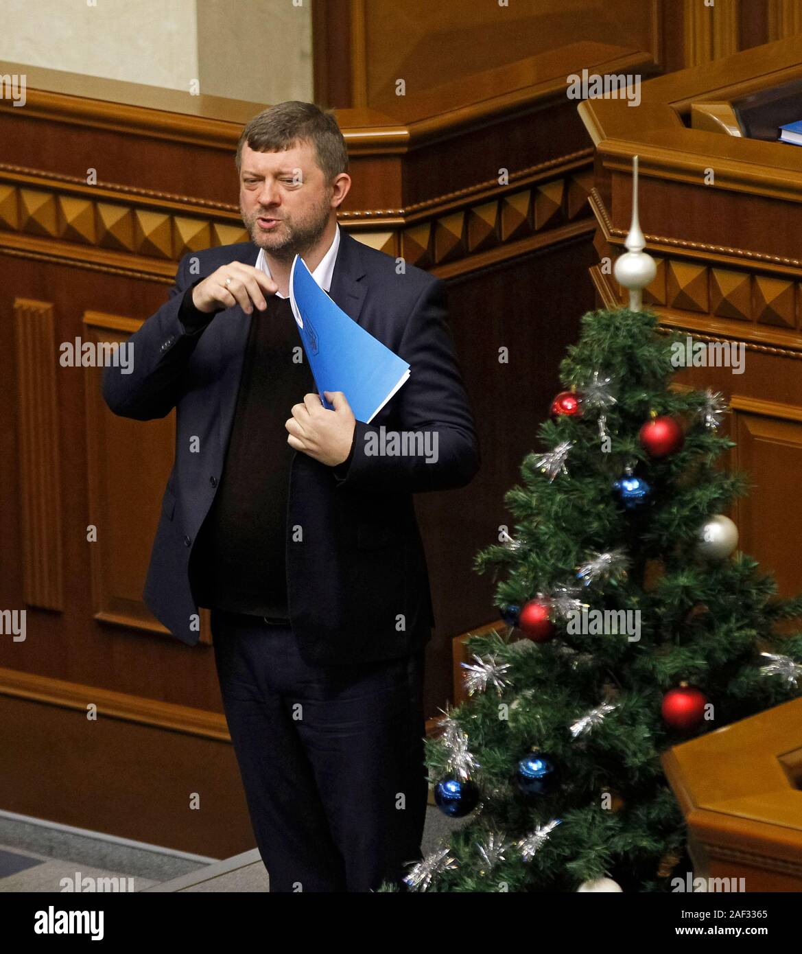 Testa del servant del popolo" (Sluga Narodu) partito politico fazione Oleksandr Kornienko parla durante un incontro parlamentare in Verkhovna Rada, Kiev.dell'Ucraina il parlamento, Verkhovna Rada, ha approvato un progetto di presidenziale di legge per estendere lo status speciale di Donbass fino al 31 dicembre 2019. Foto Stock