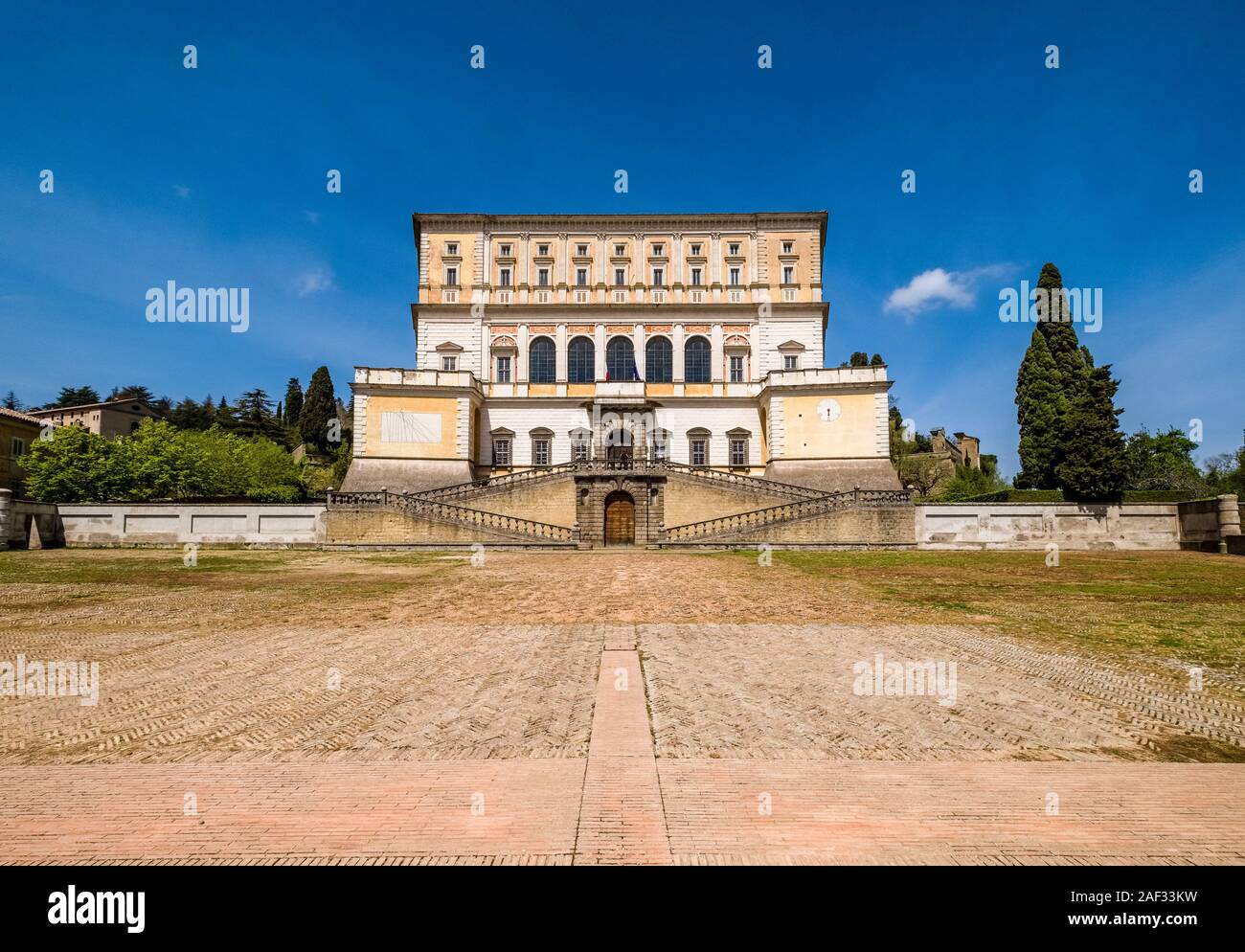 La facciata principale della Villa Farnese, nota anche come Villa Caprarola, una massiccia costruzione rinascimentale Foto Stock