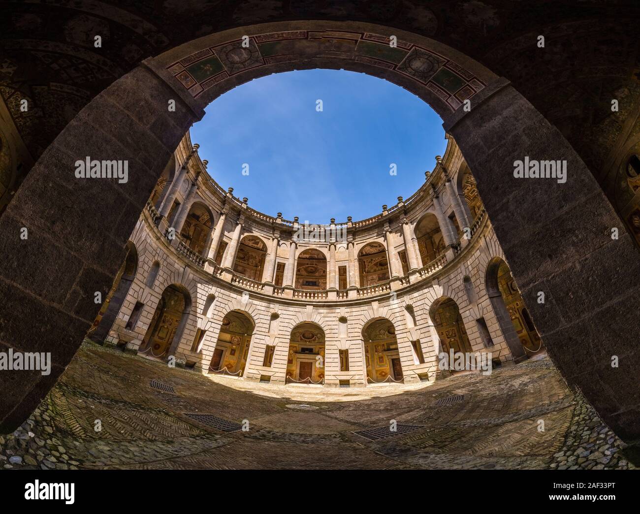 Vista panoramica della circolare del cortile interno di Villa Farnese, nota anche come Villa Caprarola, una massiccia costruzione rinascimentale Foto Stock