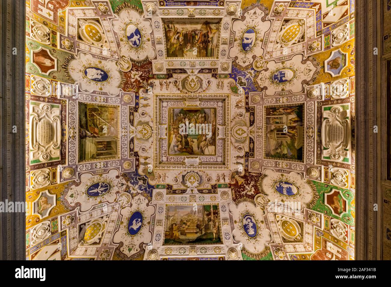 Bellissimi dipinti sul soffitto all'interno di Villa Farnese, nota anche come Villa Caprarola, una massiccia costruzione rinascimentale Foto Stock