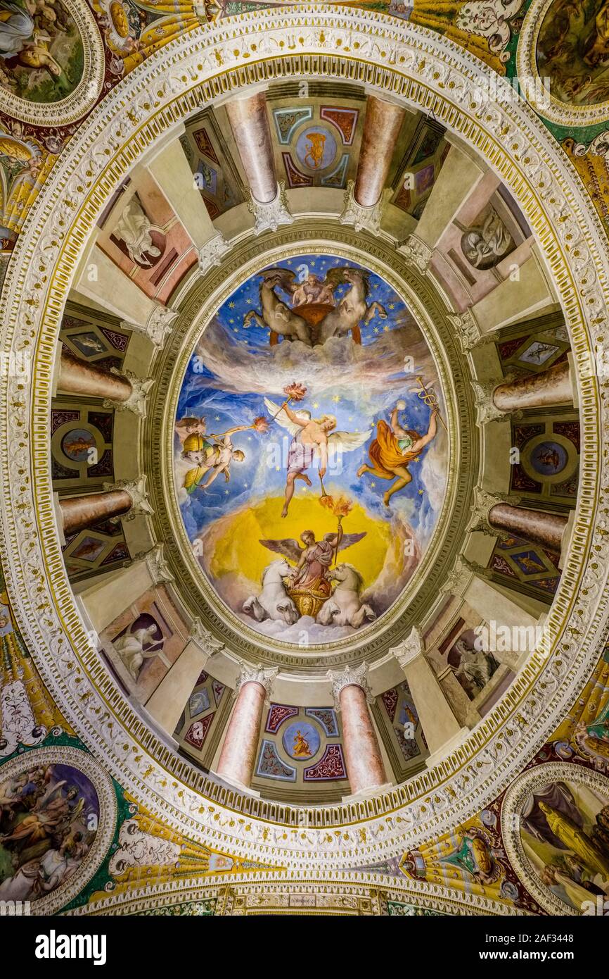 Bellissimi dipinti sul soffitto all'interno di Villa Farnese, nota anche come Villa Caprarola, una massiccia costruzione rinascimentale Foto Stock