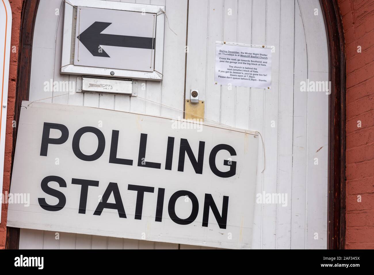 Southend on Sea, Essex, Regno Unito. Il Southend circoscrizione ovest comprende i comuni di Westcliff e Leigh, con seggi aperti per gli elettori. Segno a Westcliff libera Chiesa stazione di polling riferendosi alla notte invernale rifugio per senzatetto Foto Stock