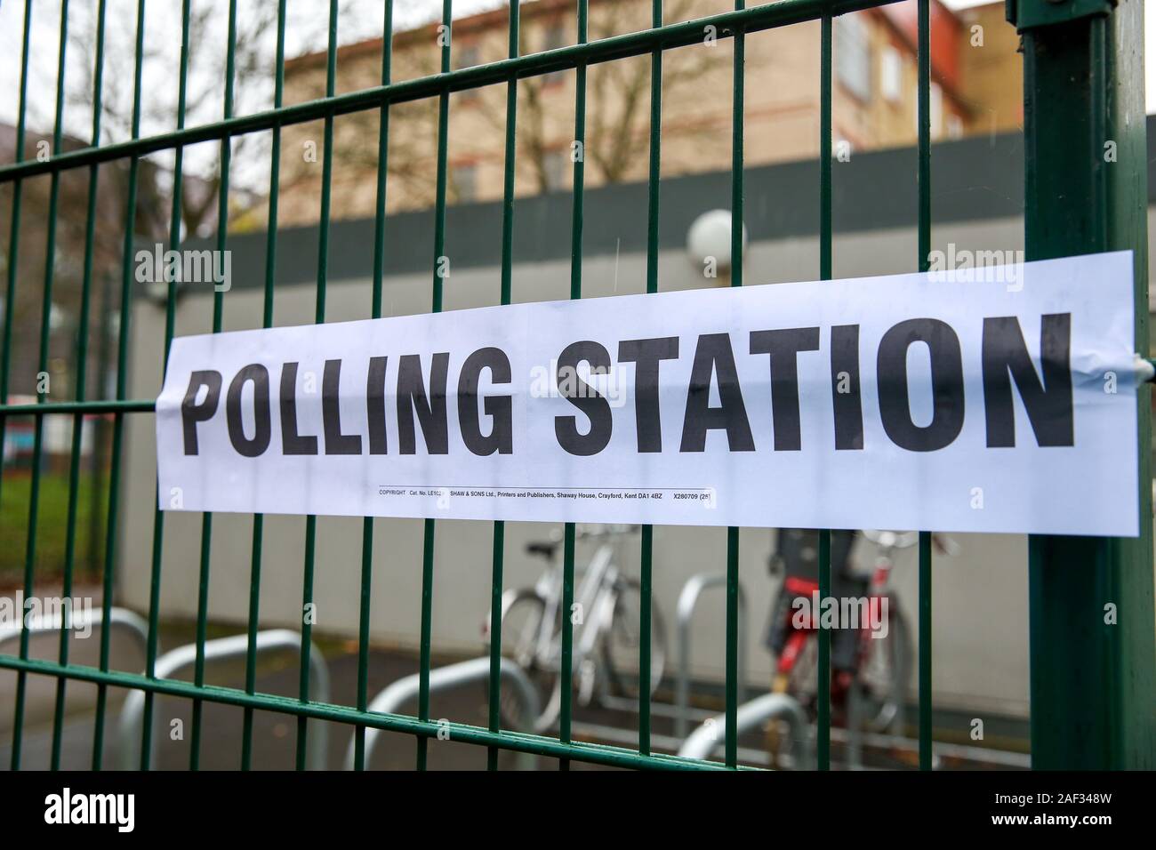 Un segno al di fuori di un seggio nel nord di Londra.i seggi elettorali hanno aperto come nazione voti per decidere il prossimo governo britannico in un'elezione generale. È la terza elezione al di sotto dei 5 anni. Foto Stock