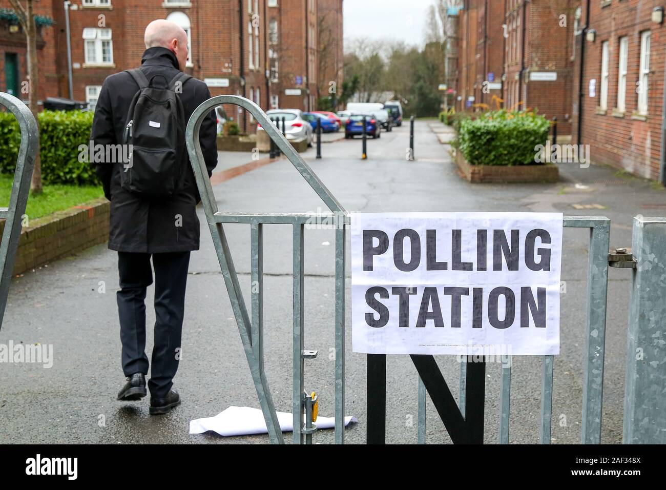 Un elettore entra in una stazione di polling nel nord di Londra.i seggi elettorali hanno aperto come nazione voti per decidere il prossimo governo britannico in un'elezione generale. È la terza elezione al di sotto dei 5 anni. Foto Stock