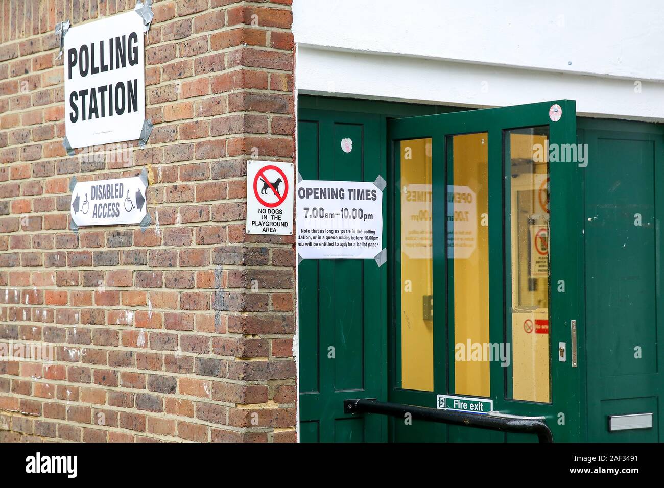 Vista di un seggio nel nord di Londra.i seggi elettorali hanno aperto come nazione voti per decidere il prossimo governo britannico in un'elezione generale. È la terza elezione al di sotto dei 5 anni. Foto Stock