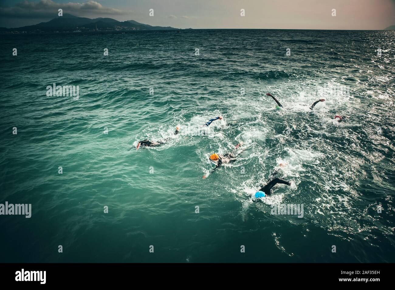 Triathlon nuotatori treno in acque aperte Foto Stock