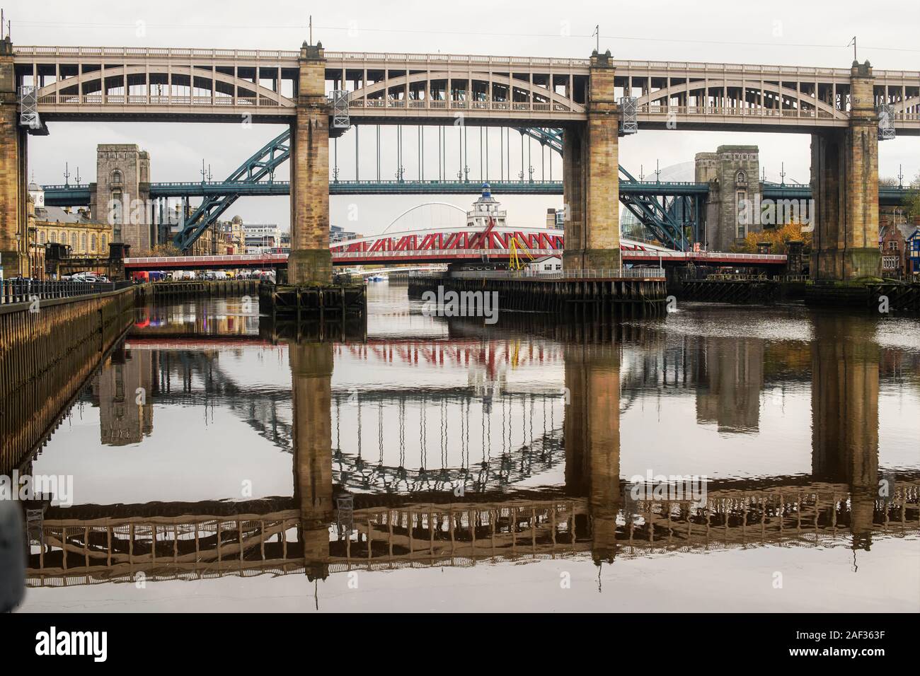 I ponti di Newcastle si riflette nel fiume Tyne Foto Stock
