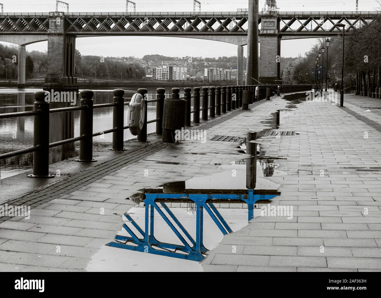 Vedere oltre - la riflessione in una pozza di un ponte al di fuori del telaio Foto Stock
