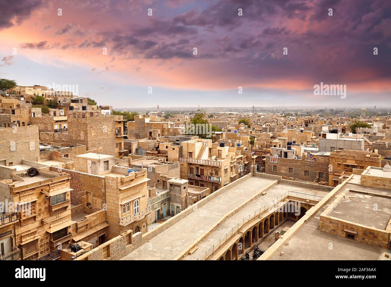 Panorama della città nel deserto da Jaisalmer fort a purpureo tramonto nel Rajasthan, India Foto Stock