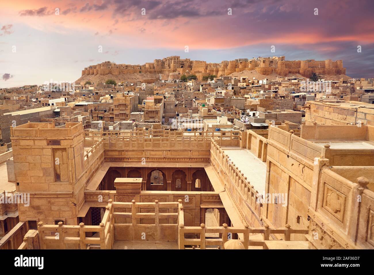 Panorama della città deserta e Jaisalmer fort dal tetto a purpureo tramonto nel Rajasthan, India Foto Stock