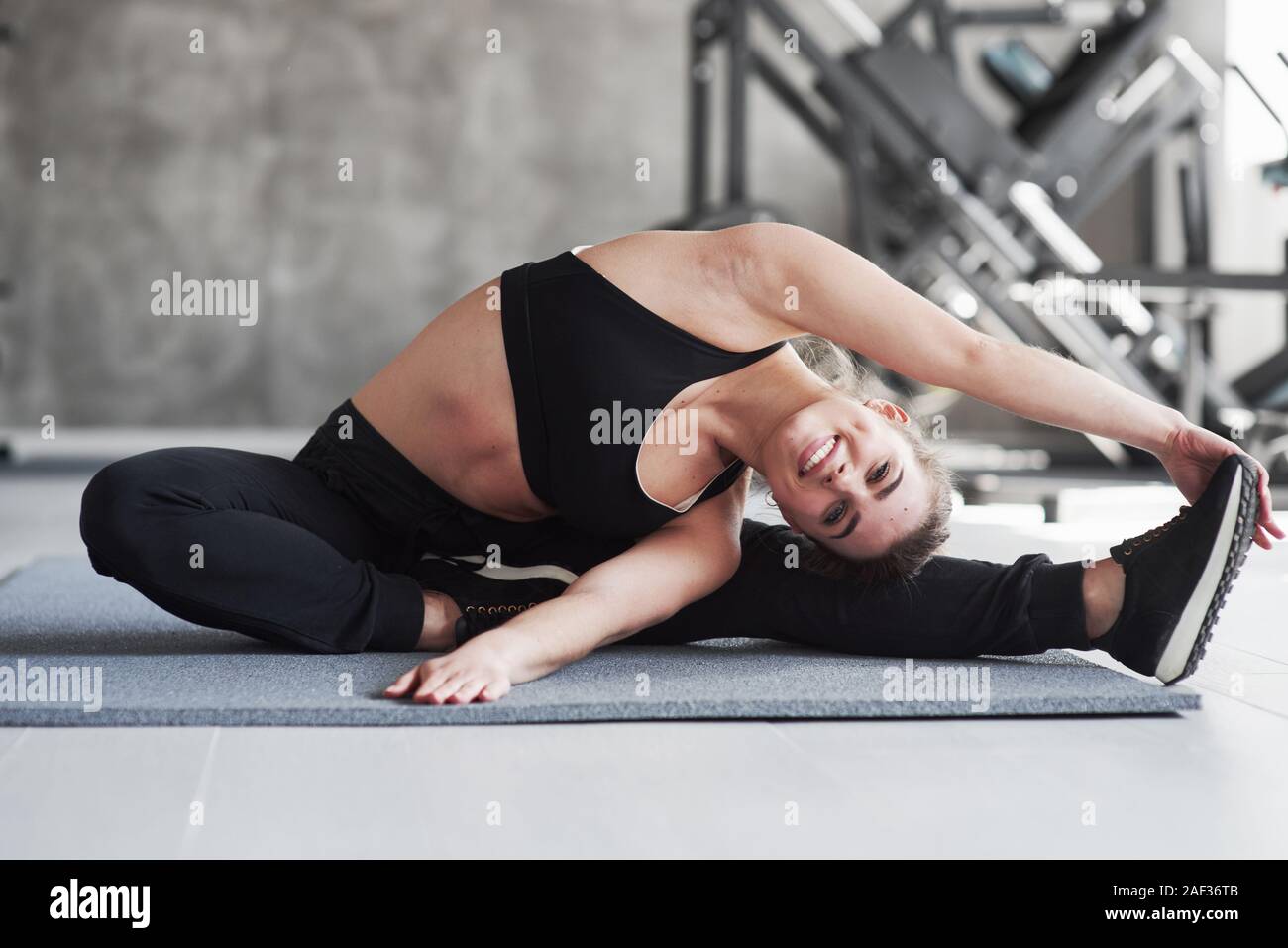 Venite a fare yoga con me. Foto di una splendida bionda donna in palestra a suo tempo di fine settimana Foto Stock