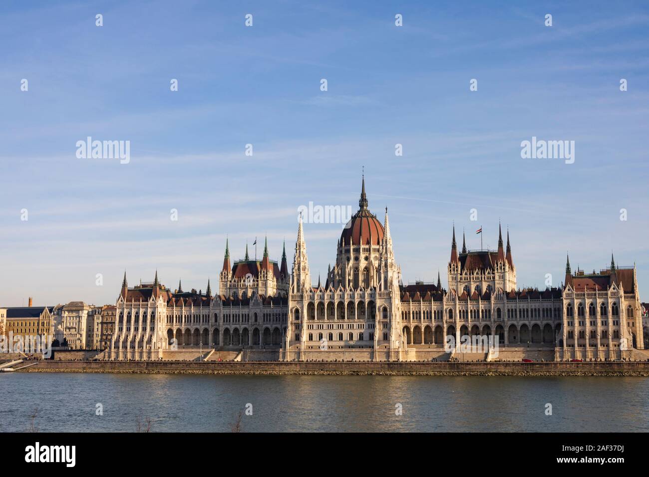 Il Parlamento ungherese edificio, Orszaghaz, sul fiume Danubio. Inverno a Budapest, Ungheria. Dicembre 2019 Foto Stock