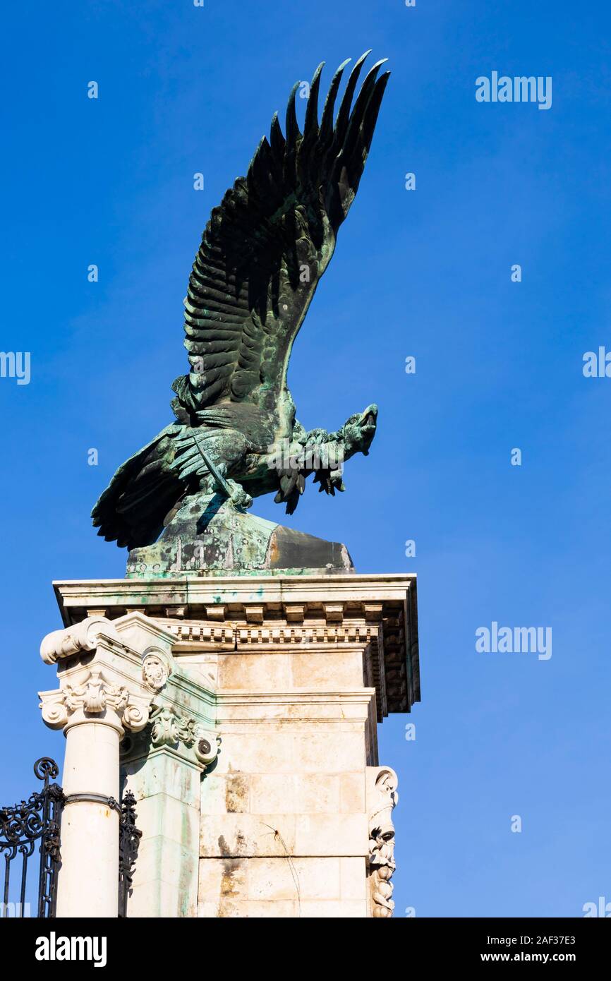 Grande statua del mitico uccello da preda, il Turul, sul Castello di Buda gate, inverno a Budapest, Ungheria. Dicembre 2019 Foto Stock