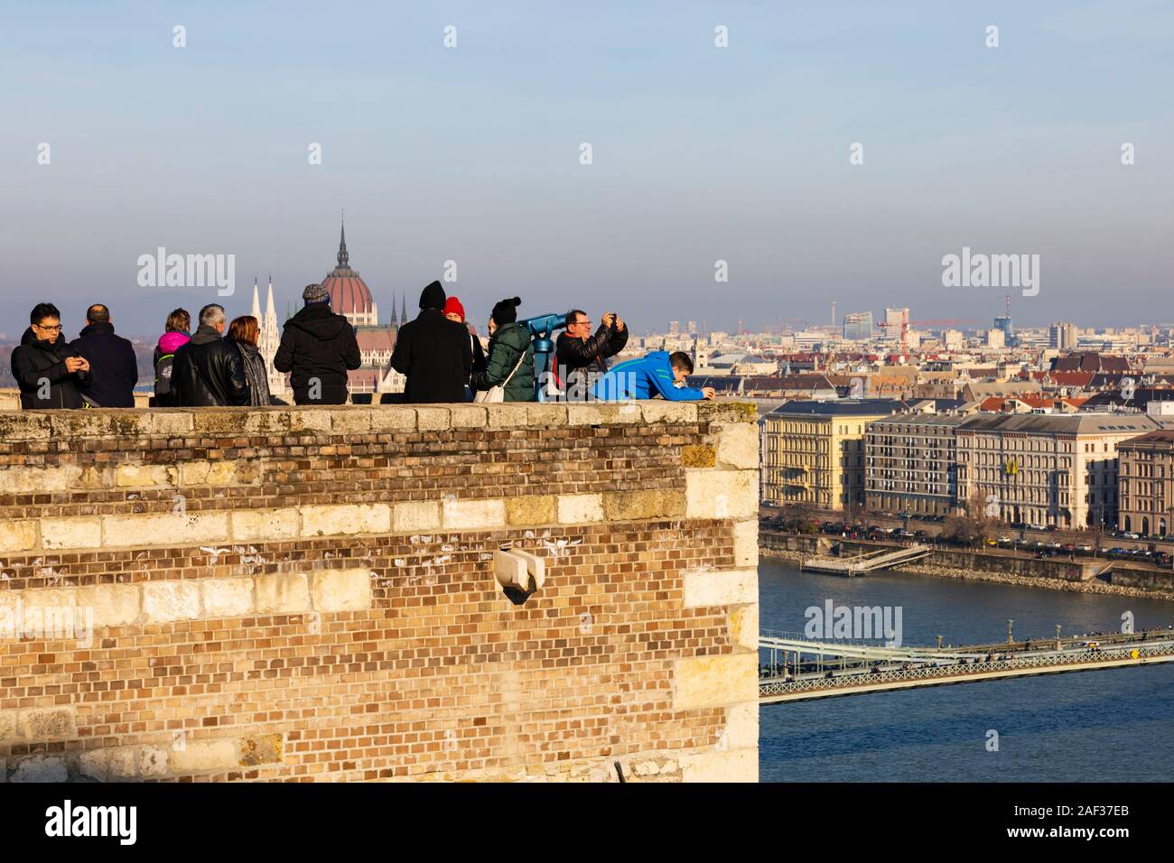 I turisti si affacciano sul fiume Danubio dal Castello di Buda, l'inverno a Budapest, Ungheria. Dicembre 2019 Foto Stock