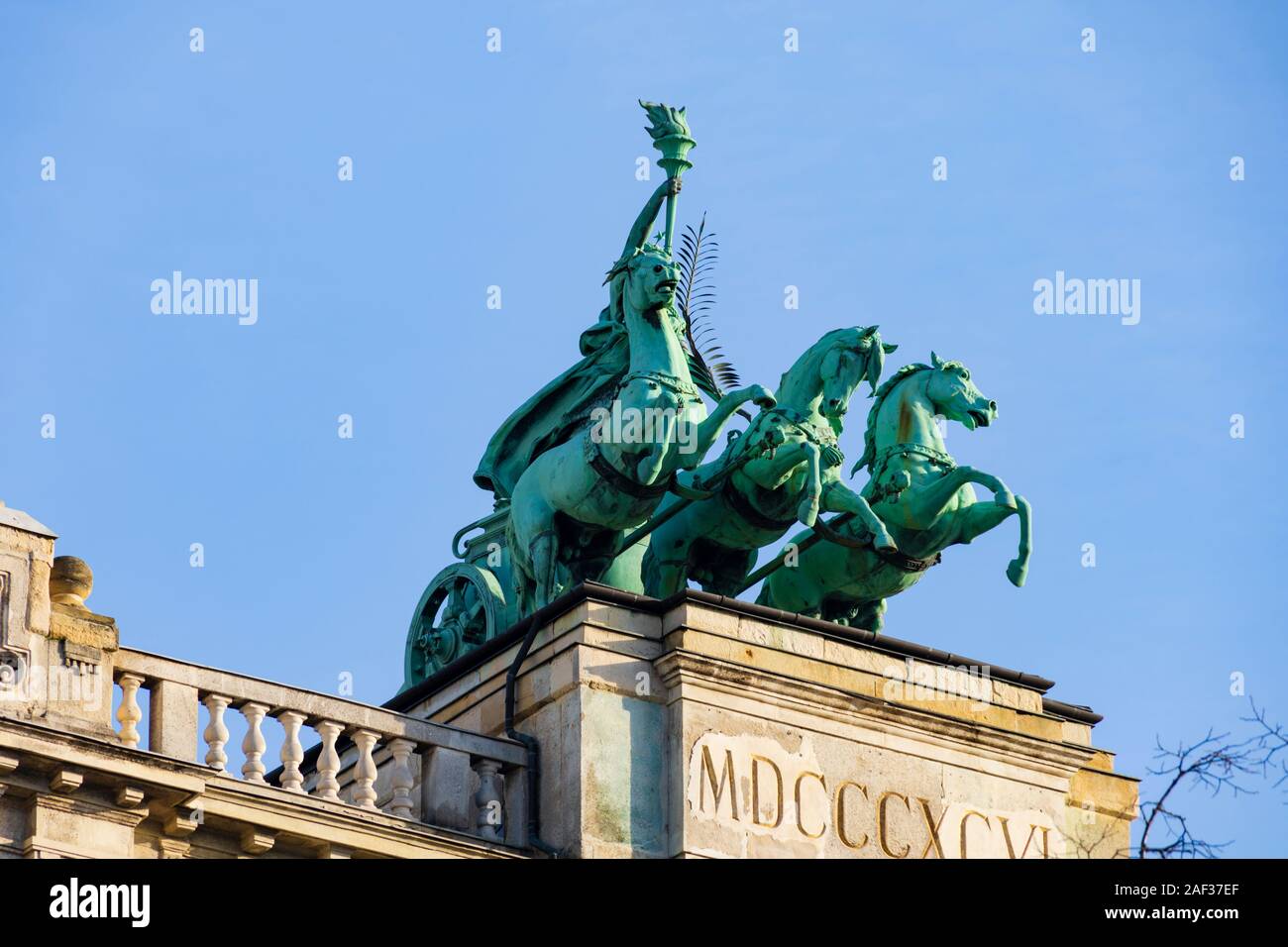 Scultura in rame di carri e cavalli, Museo di Etnografia, Nepraji Muzeum, Piazza Lajos Kossuth, inverno a Budapest, Ungheria. Dicembre 2019 Foto Stock