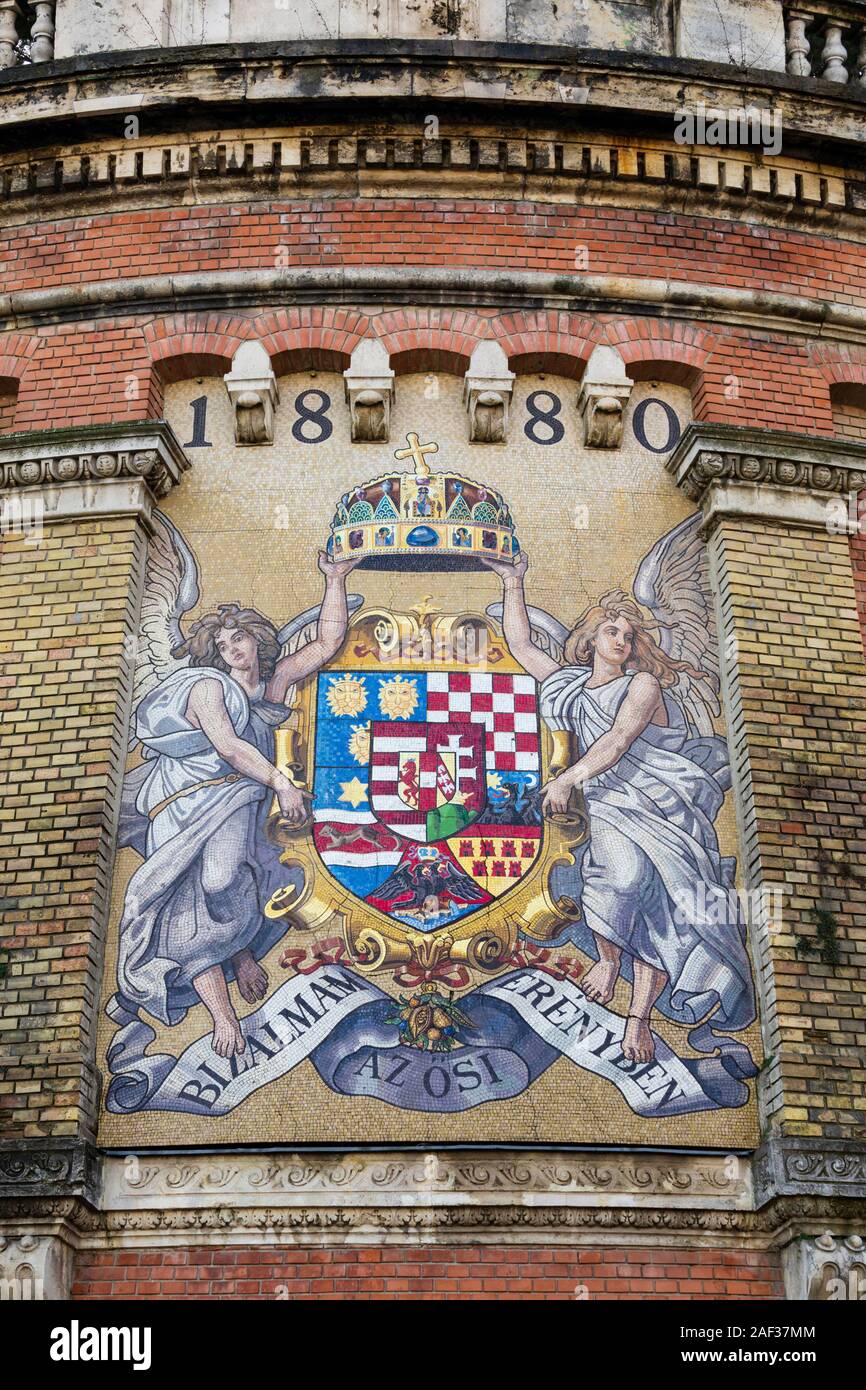 Mosaico stemma nella parte inferiore del castello funicolare, Silko U. Inverno a Budapest, Ungheria. Dicembre 2019 Foto Stock