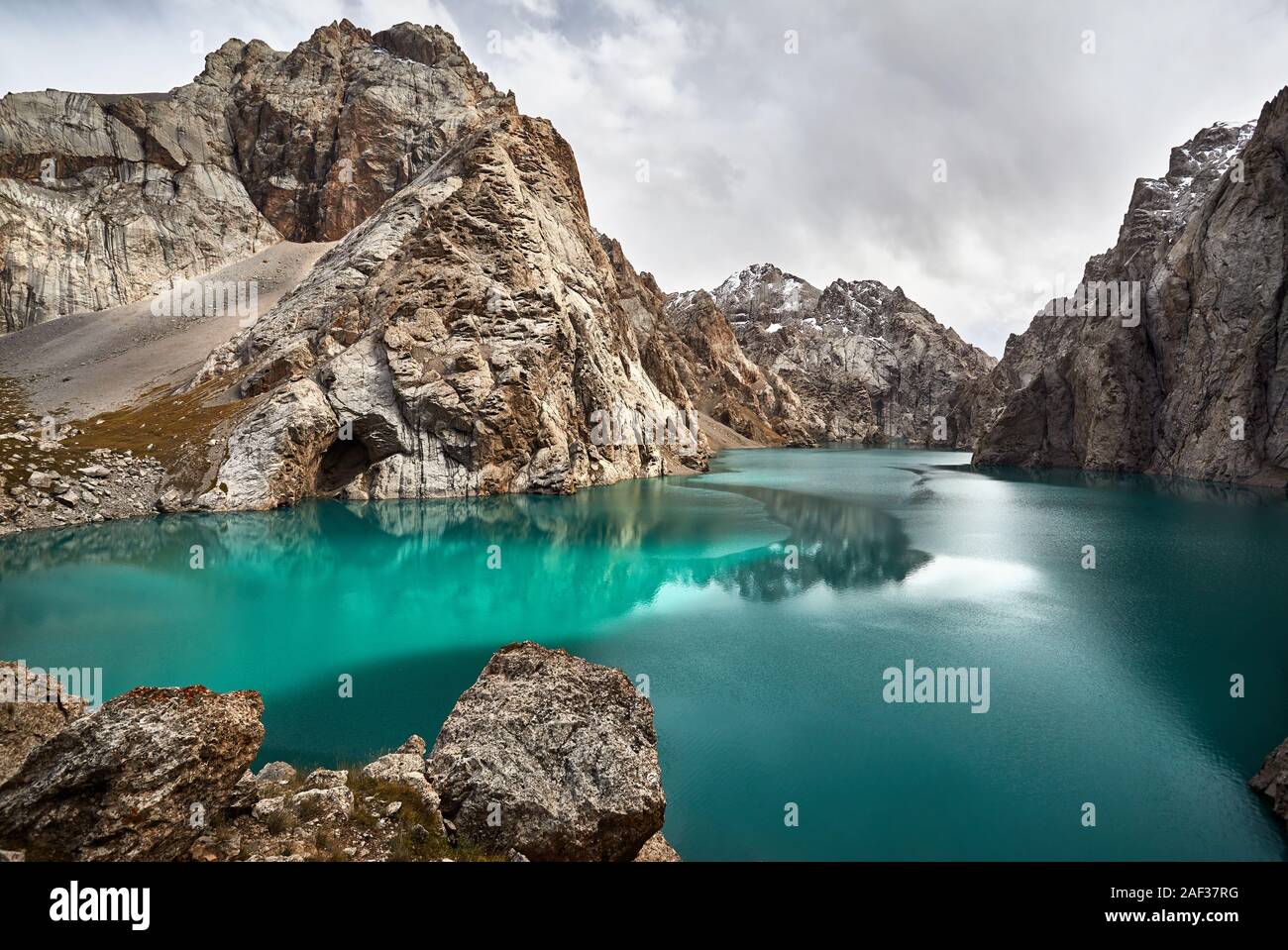 Bellissimo paesaggio del famoso lago di montagna Kel Suu si trova vicino al confine cinese in Kirghizistan Foto Stock