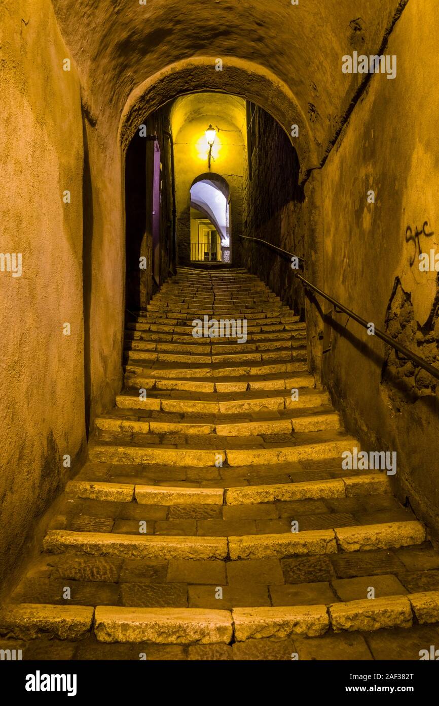 Una ripida scalinata che conduce attraverso le vecchie mura della città medievale, situato su una grande pietra ridge Foto Stock