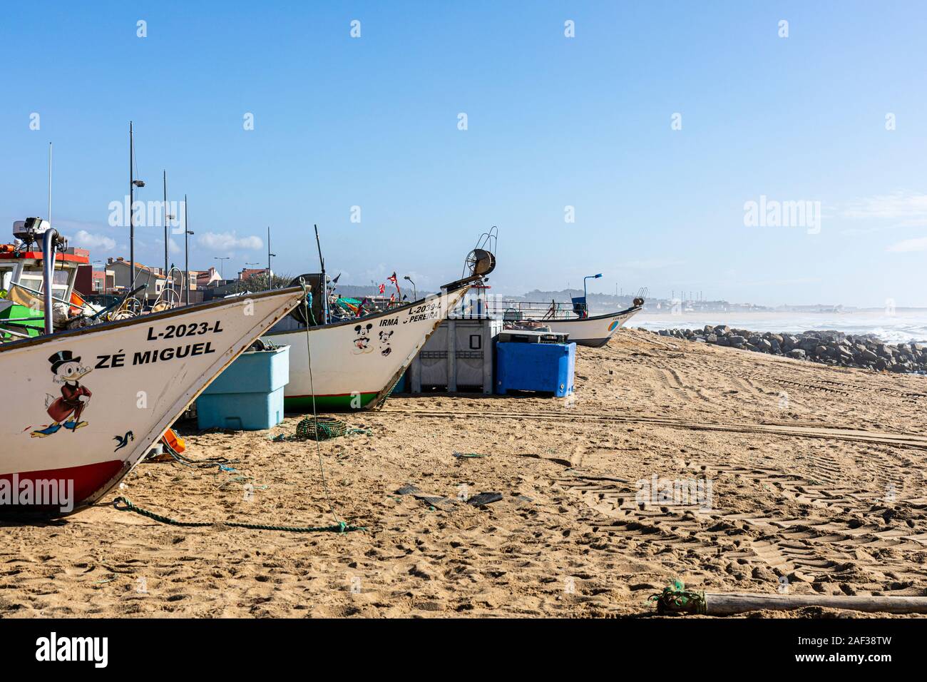 Vila Cha, spiaggia e Fisjing flotta. Barche trasportata fuori fino alla spiaggia al di sopra della alta marea per la protezione Foto Stock