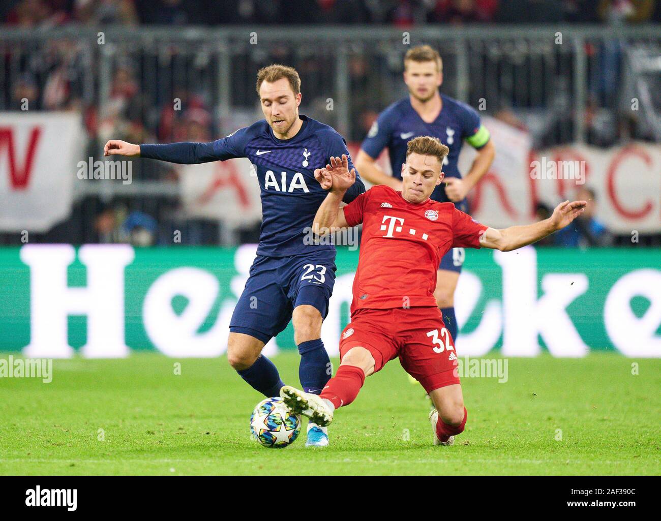 Champions League, Munich-Tottenham, Monaco di Baviera Dec 11, 2019. Joshua KIMMICH, FCB 32 competere per la palla, affrontando, duello, intestazione zweikampf, azione, lotta contro Christian ERIKSEN, Hotspurs 23 FC Bayern Munich - Tottenham Hotspur FC 3-1 di calcio UEFA Champions League , Monaco di Baviera, Dicembre 11, 2019, STAGIONE 2019/2020, fase di gruppo ,gruppo B, FCB, Baviera München © Peter Schatz / Alamy Live News Foto Stock