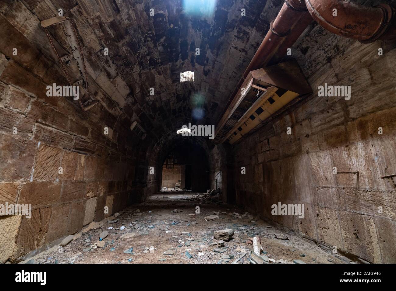 Interni mistico del corridoio scuro in un vecchio palazzo abbandonato Foto Stock