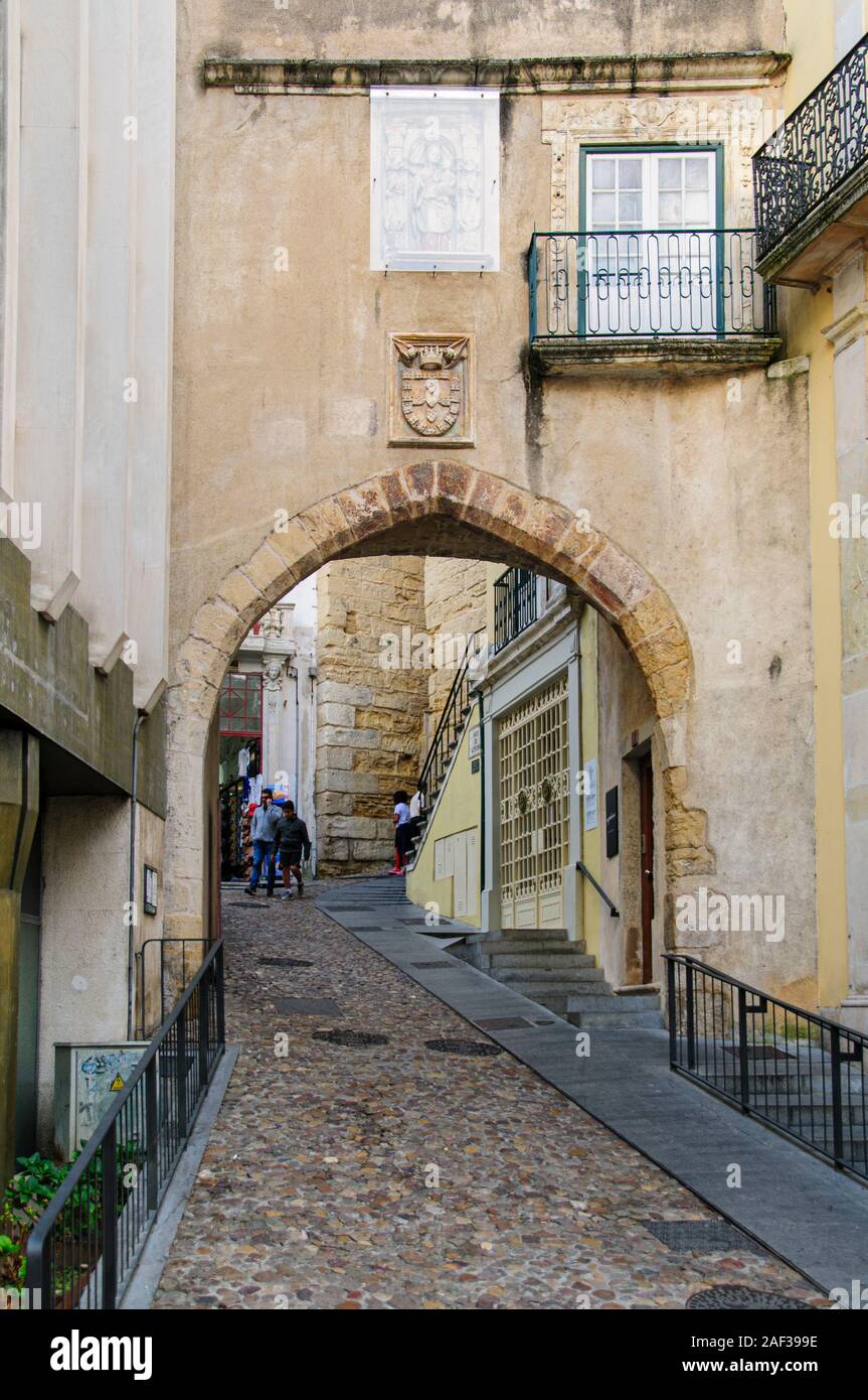 Arco de Almedina. Il gateway alla antica città murata, Coimbra, Portogallo Foto Stock