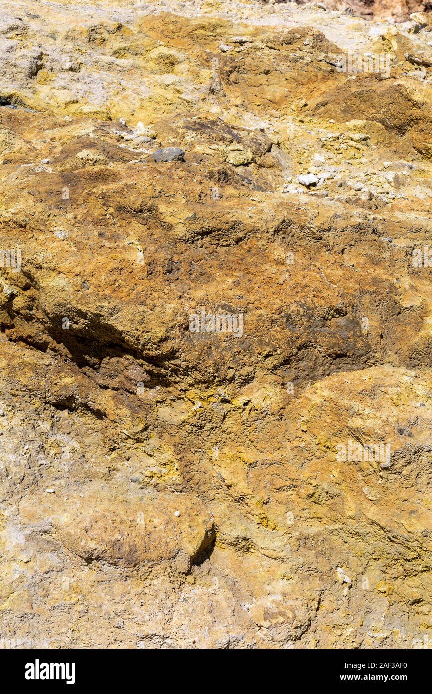 Vulcaniche di depositi di zolfo in rocce sull isola di Vulcano Foto Stock