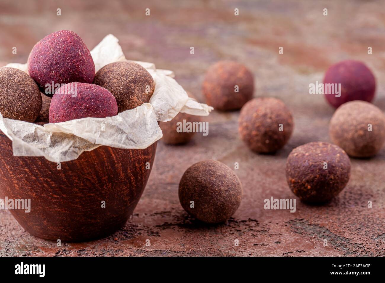 Close up in casa materie Vegan Cacao sfere di energia nella ciotola con carta Craft Foto Stock