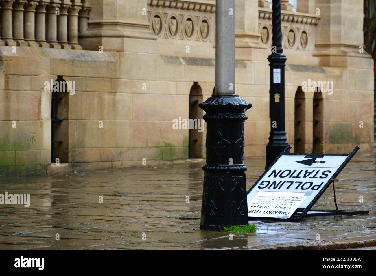Segno che è caduto oltre al di fuori di una stazione di polling durante il 2019 elezione generale al Guilldhall, Northampton, Regno Unito Foto Stock