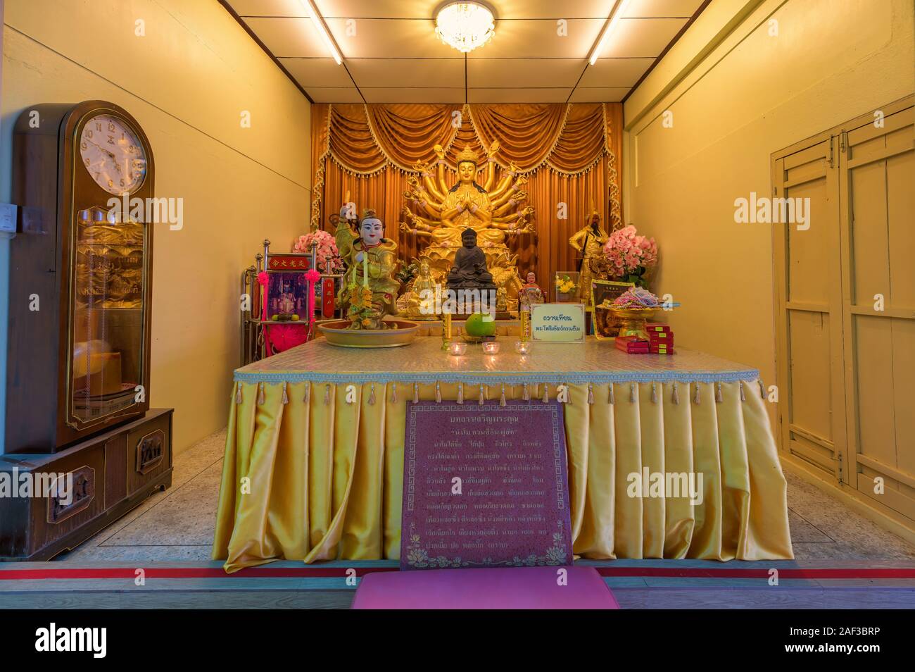 Bang Chang, Sam Phran District, Nakhon Pathom, 8 dicembre 2019. Wat Dhampanyaram è di piccole dimensioni in stile Cinese Tempio lungo la Tha Mento River. Foto Stock