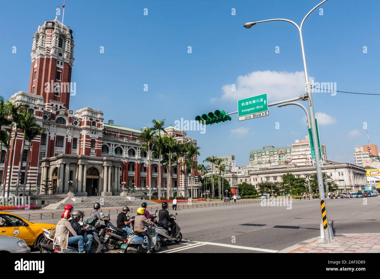 Ufficio presidenziale facciata di edificio, Ufficio del Presidente della Repubblica popolare cinese e i motociclisti in attesa al semaforo, Taipei, Taiwan Foto Stock