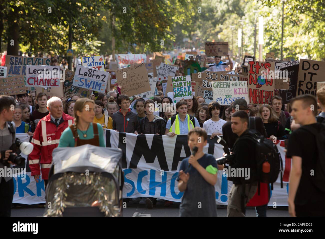 Scottish giovani sciopero per il clima, durante una giornata di azione globale, tenendo il giorno fuori della scuola e degli istituti di istruzione per protestare contro il governo di inerzia sulla crisi climatica, a Edimburgo, Scozia, XX SETTEMBRE 2019. I giovani hanno fatto il loro modo dai prati area della città, fino allo storico Royal Mile al parlamento scozzese. Foto Stock