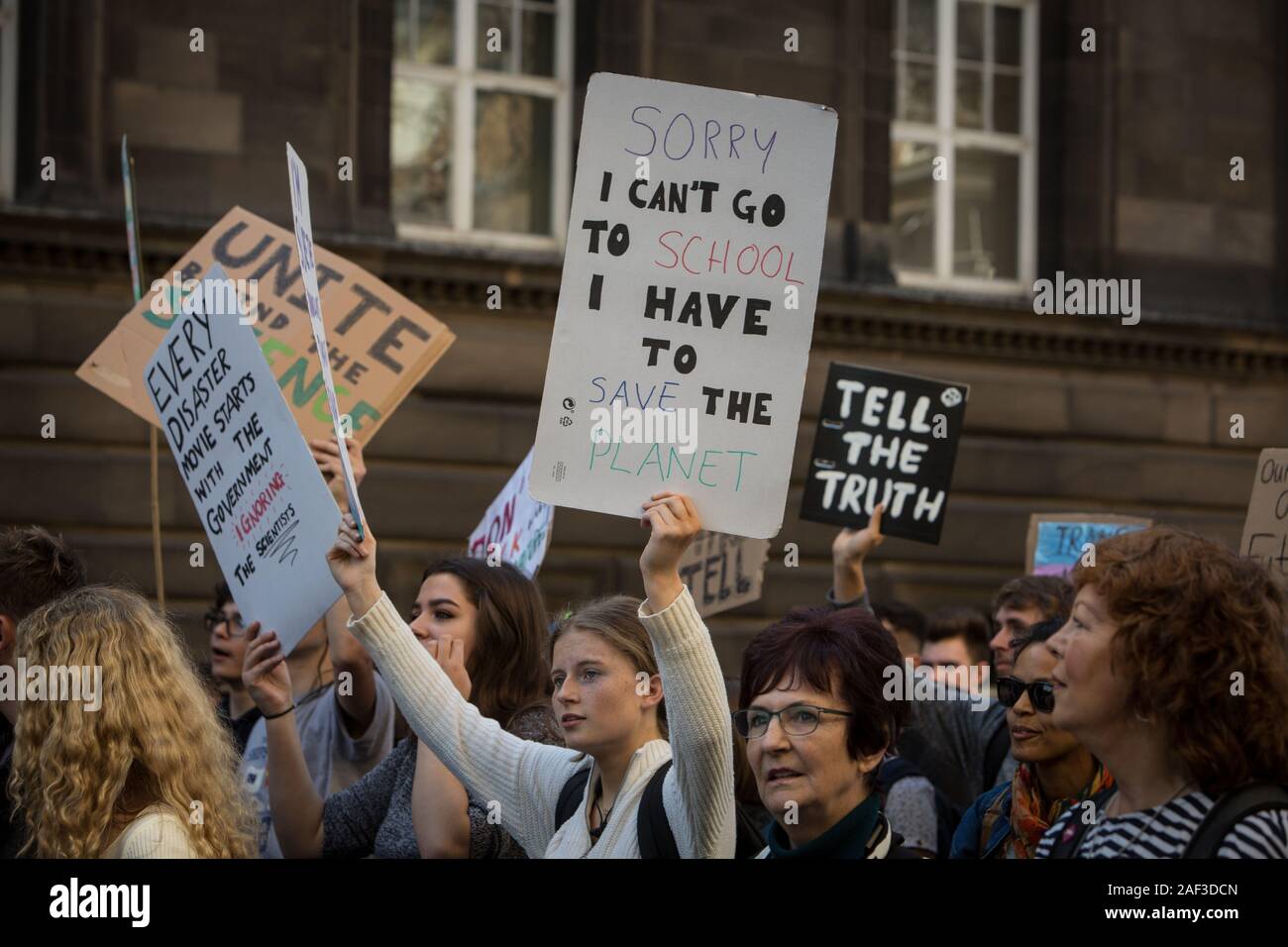 Scottish giovani sciopero per il clima, durante una giornata di azione globale, tenendo il giorno fuori della scuola e degli istituti di istruzione per protestare contro il governo di inerzia sulla crisi climatica, a Edimburgo, Scozia, XX SETTEMBRE 2019. I giovani hanno fatto il loro modo dai prati area della città, fino allo storico Royal Mile al parlamento scozzese. Foto Stock