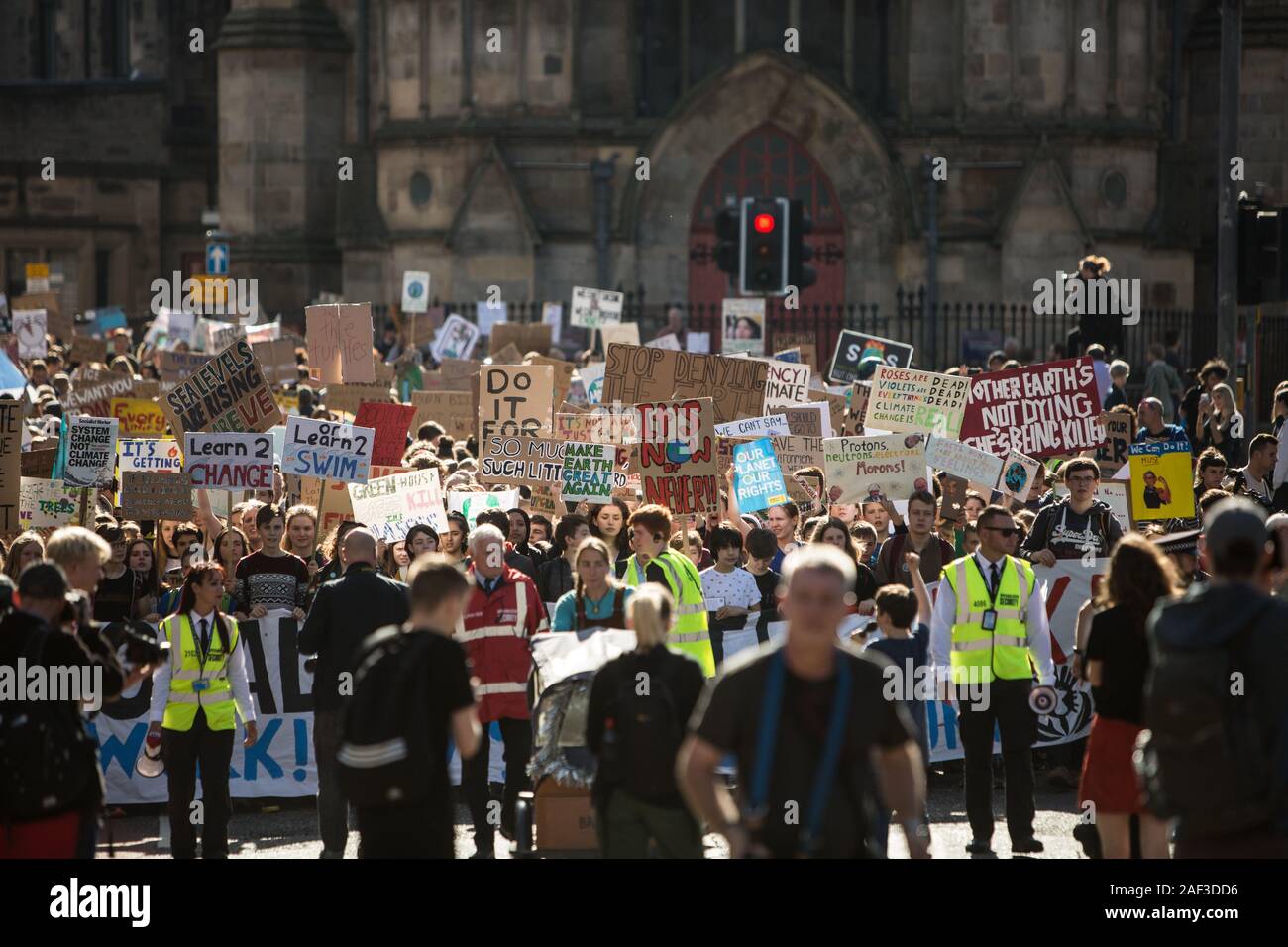 Scottish giovani sciopero per il clima, durante una giornata di azione globale, tenendo il giorno fuori della scuola e degli istituti di istruzione per protestare contro il governo di inerzia sulla crisi climatica, a Edimburgo, Scozia, XX SETTEMBRE 2019. I giovani hanno fatto il loro modo dai prati area della città, fino allo storico Royal Mile al parlamento scozzese. Foto Stock